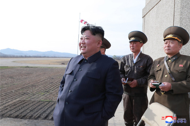 Nhà lãnh đạo Triều Tiên Kim Jong-un theo dõi vụ thử nghiệm vũ khí mới ngày 18/4. (Nguồn: YONHAP/TTXVN) Vũ khí mới của Triều Tiên và thông điệp với Tổng thống Putin ảnh 1