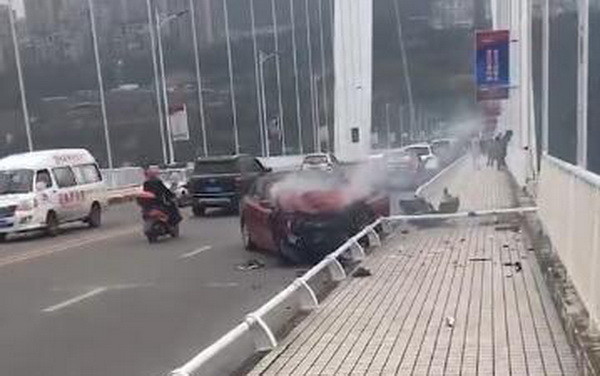 Xe buýt va chạm xe con và lao xuống sông Dương Tử gây thương vong ảnh 1