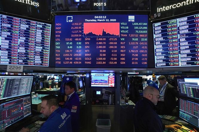Chứng khoán Mỹ giảm do lo ngại tác động xấu của biến thể Omicron ảnh 1