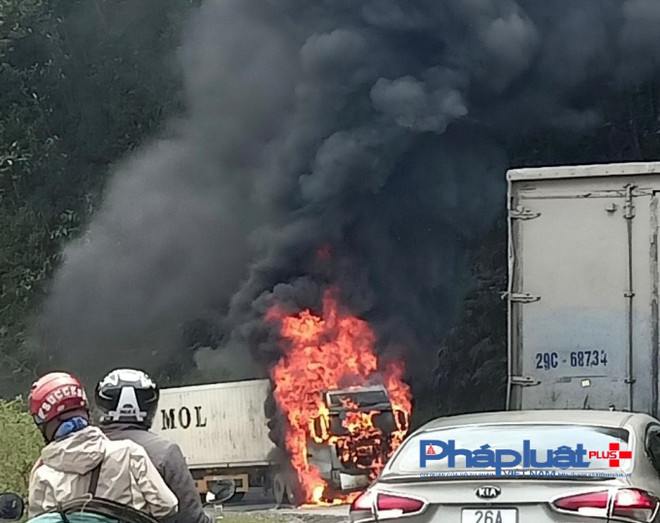 Xe container bốc cháy trên Quốc lộ 6, không có thương vong ảnh 1