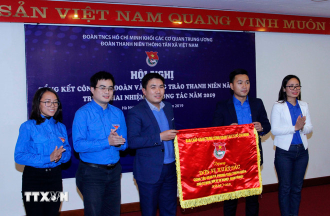 Phó Trưởng Ban Tuyên giáo Trung ương Đoàn Nguyễn Hữu Ngọc trao tặng Cờ thi đua của Ban Chấp hành Trung ương Đoàn cho Đoàn Thanh niên TTXVN có thành tích xuất sắc trong năm 2018. (Ảnh: Quang Quyết/TTXVN) Xây dựng hoạt động Đoàn mang đậm dấu ấn thanh niên Thông tấn ảnh 2