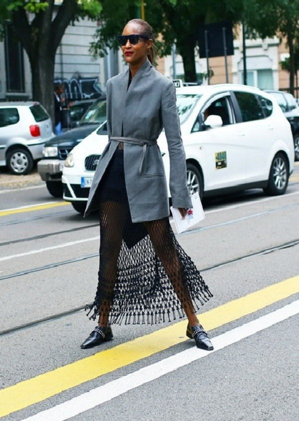 Bất chấp gió lạnh, chân váy xuyên thấu tiếp tục "đổ bộ" xuống phố ảnh 5