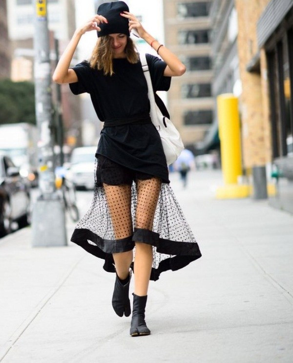 Bất chấp gió lạnh, chân váy xuyên thấu tiếp tục "đổ bộ" xuống phố ảnh 10