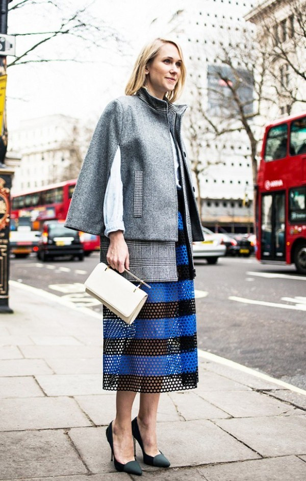 Bất chấp gió lạnh, chân váy xuyên thấu tiếp tục "đổ bộ" xuống phố ảnh 1