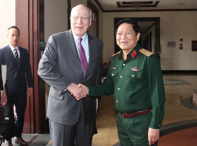 Đại tướng Ngô Xuân Lịch và Thượng nghị sỹ Patrick Leahy. (Ảnh: Hồng Pha/TTXVN phát) Đại tướng Ngô Xuân Lịch tiếp đoàn Thượng nghị sỹ Hoa Kỳ ảnh 1