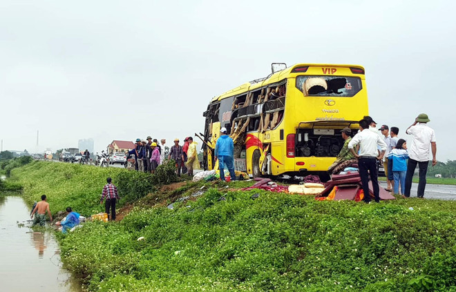 Xe khách lao xuống ruộng lúa, hành khách hoảng loạn ảnh 1