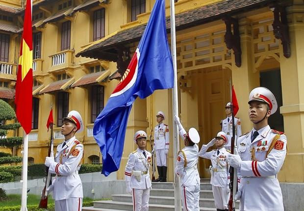 Nghi thức thượng cờ ASEAN tại Trụ sở Bộ Ngoại giao. (Ảnh: Lâm Khánh/TTXVN) Chính thức phát động cuộc thi thiết kế logo Năm ASEAN 2020 ảnh 1