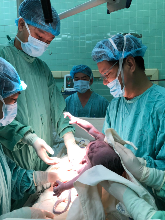 Đêm Giao thừa đầy cảm xúc tại Bệnh viện Trung ương Huế ảnh 2