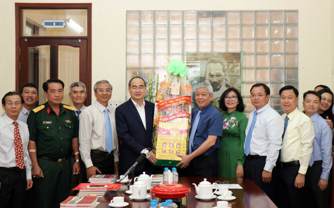 Bí thư Nguyễn Thiện Nhân chúc Tết quận huyện, cơ quan báo chí TP.HCM ảnh 1