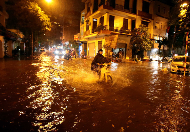 Các tuyến phố Hà Nội bị ngập úng nhẹ sau cơn mưa tối ngày 15/7 ảnh 1