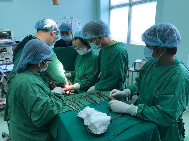 Ca phẫu thuật lấy trọn khối u nặng 18kg trong buồng trứng của bệnh nhân. (Nguồn: TTXVN phát) Phẫu thuật khối u buồng trứng nặng 18kg cho một cô gái ảnh 1