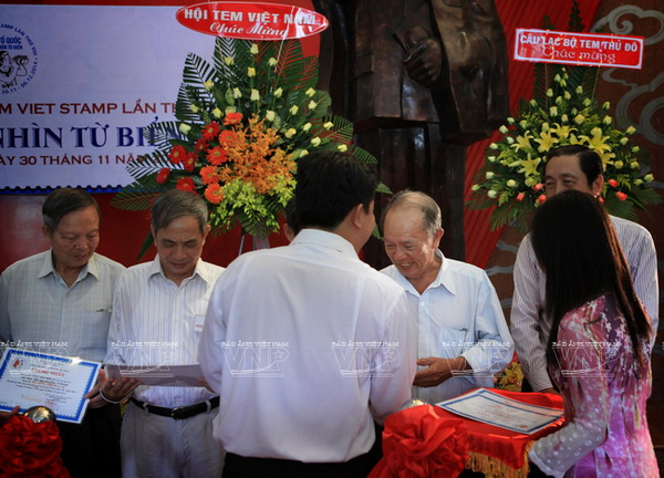 Thú vui những ngày đầu năm: Sưu tầm các loại tem tất niên ảnh 4