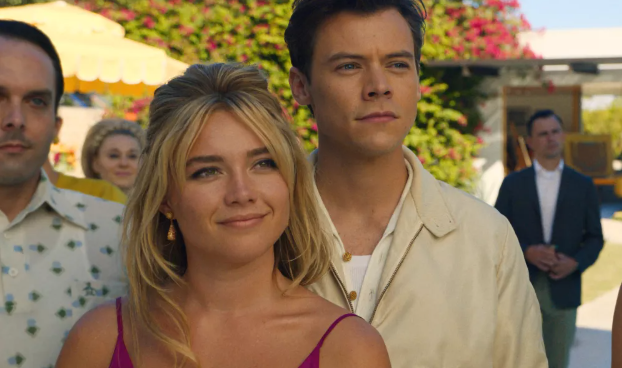 Florence Pugh trong vai Alice, và Harry Styles trong vai Jack trong phim "Don't Worry Darling." (Nguồn: theguardian.com) Gay cấn và lãng mạn với phim tâm lý "Don't Worry Darling" ảnh 1