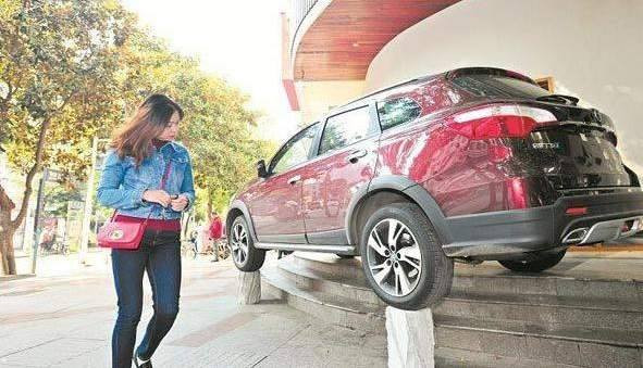 [Photo] Ngỡ ngàng với cách đỗ xe "bá đạo" có một không hai ảnh 2