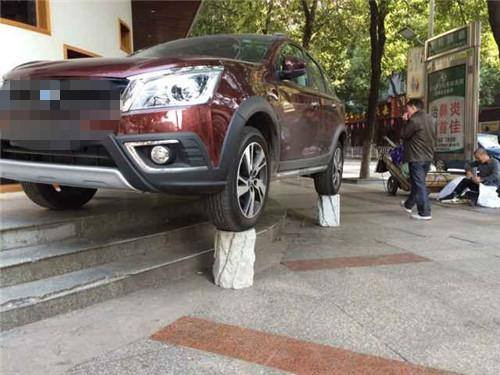 [Photo] Ngỡ ngàng với cách đỗ xe "bá đạo" có một không hai ảnh 4