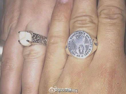 [Photo] Cầu hôn bạn gái bằng chiếc nhẫn đính... răng khôn ảnh 4