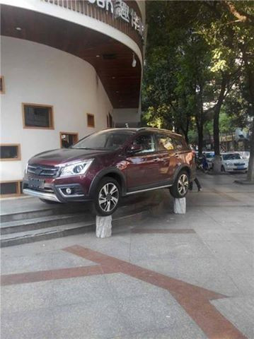 [Photo] Ngỡ ngàng với cách đỗ xe "bá đạo" có một không hai ảnh 1