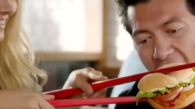 Hình ảnh trong clip quảng cáo gây tranh cãi. (Nguồn: Burger King/Instagram) Burger King phải gỡ quảng cáo ăn bánh bằng đũa "xúc phạm châu Á" ảnh 1