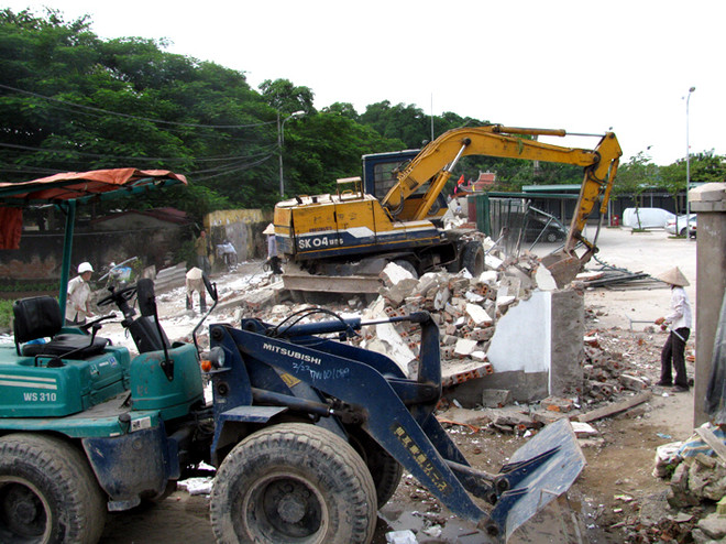 [Video] Phá dỡ hai công trình chiếm đất cây xanh của người dân ảnh 1