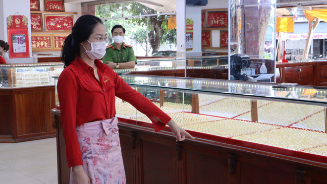 Lương Thị Nhung được yêu cầu mô tả lại hành vi lấy trộm nhẫn vàng tại tiệm vàng Kim Hương 1 ở Bình Phước. (Nguồn: thanhnien.vn) Bình Phước: Nữ nhân viên tiệm vàng trộm 2.380 chiếc nhẫn đem bán ảnh 1