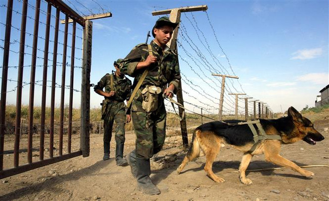 Lực lượng bảo vệ biên giới Tajikistan tuần tra tại khu vực thị trấn Pyandj, biên giới với Afghanistan. (Ảnh: AFP/TTXVN) Tổ chức Hiệp ước An ninh tập thể tập trận tại Tajikistan vào tháng 10 ảnh 1