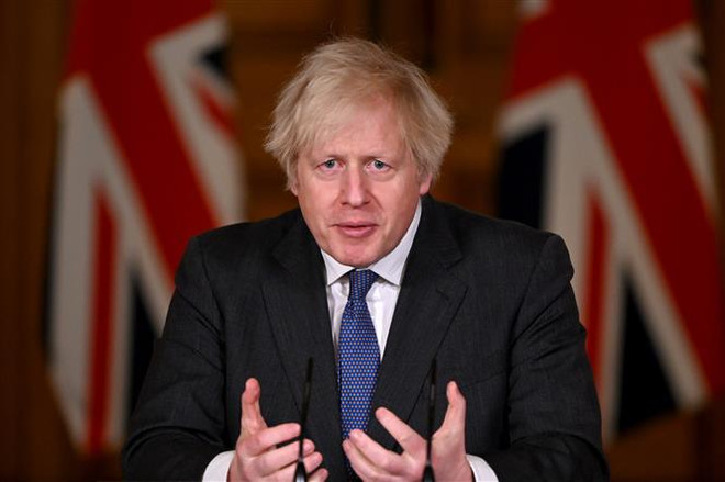 Thủ tướng Anh Boris Johnson phát biểu tại một cuộc họp báo ở London. (Ảnh: AFP/TTXVN) Thủ tướng Anh: Quan hệ với Pháp vẫn "vững như bàn thạch" ảnh 1