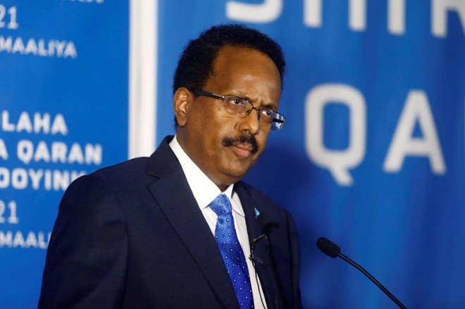 Tổng thống Somalia Mohamed Abdullahi Mohamed phát biểu trước các đại biểu tại cuộc đàm phán bầu cử ở Mogadishu (Somalia), ngày 27/5/2021. (Nguồn: Reuters) Tổng thống Somalia đình chỉ quyền điều hành của Thủ tướng ảnh 1