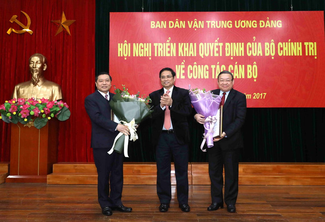 Trưởng Ban Tổ chức Trung ương Phạm Minh Chính trao quyết định cho hai ông Lại Xuân Môn và Thào Xuân Sùng. (Ảnh: Phương Hoa/TTXVN) Ông Thào Xuân Sùng giữ chức Bí thư Đảng đoàn TW Hội Nông dân Việt Nam ảnh 1