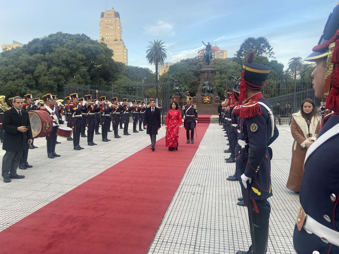 Đại sứ Việt Nam tại Argentina Ngô Minh Nguyệt tại Tượng đài anh hùng dân tộc Argentina, San Martin, ở thủ đô Buenos Aires. (Ảnh: TTXVN phát) vna_potal_dai_su_viet_nam_tai_argentina_ngo_minh_nguyet_trinh_quoc_thu_7378380.jpeg