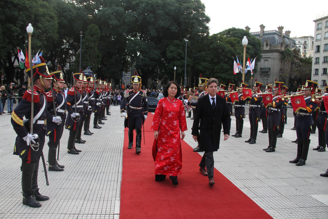 Đại sứ Việt Nam tại Argentina, Ngô Minh Nguyệt đến đặt vòng hoa tại Tượng đài anh hùng dân tộc Argentina San Martin ở thủ đô Buenos Aires. (Ảnh: Ngọc Tùng/PV TTXVN tại Buenos Aires) vna_potal_dai_su_viet_nam_tai_argentina_ngo_minh_nguyet_trinh_quoc_thu_7378411.jpg