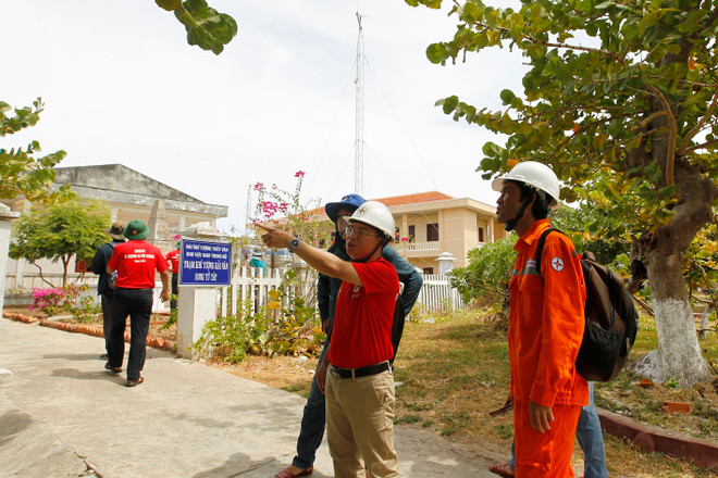 Ông Hồ Thái Yên Kha, Phó Giám đốc Công ty Điện lực Ninh Thuận cùng đồng nghiệp thực địa khảo sát trên đảo Song Tử Tây để lắp đặt thêm hệ thống điện tương thích, phù hợp với điều kiện cơ sở hạ tầng trên đảo. (Ảnh: Thanh Vũ/TTXVN) vna_potal_evn_no_luc_cap_dien_2424_cho_tat_ca_cac_diem_dao_truong_sa_va_nha_gian_dk1_7399830.jpg