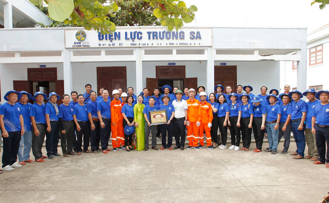 Ông Đinh Thế Phúc, Thành viên Hội đồng thành viên Tập đoàn Điện Lực Việt Nam tặng quà lưu niệm Điện lực Trường Sa trên đảo Trường Sa. (Ảnh: Thanh Vũ/TTXVN) vna_potal_evn_no_luc_cap_dien_2424_cho_tat_ca_cac_diem_dao_truong_sa_va_nha_gian_dk1_7399780.jpg
