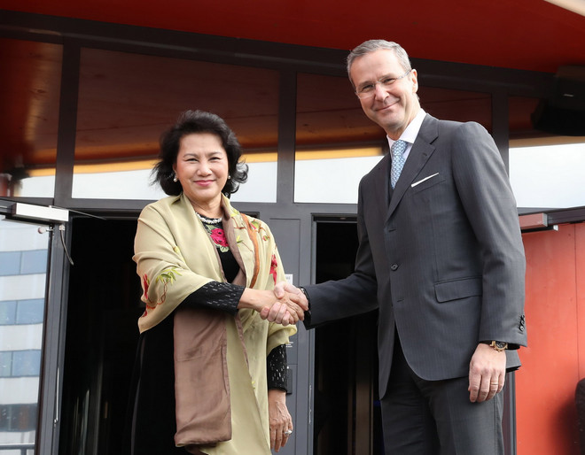 Chủ tịch Quốc hội thăm Ericson, kêu gọi đầu tư thành phố thông minh ảnh 1