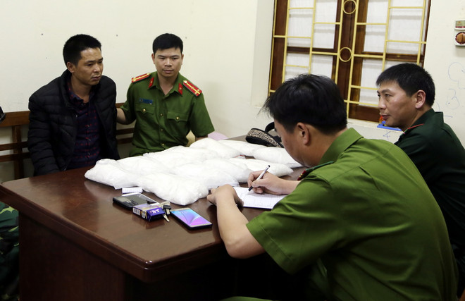 Bắt giữ đối tượng mang 11kg ma túy tổng hợp từ Trung Quốc vào Việt Nam ảnh 1