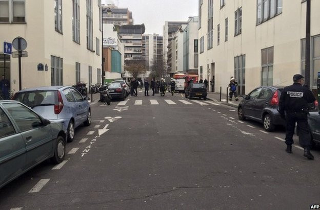 Pháp: 12 người thiệt mạng trong vụ xả súng kinh hoàng tại Paris ảnh 1