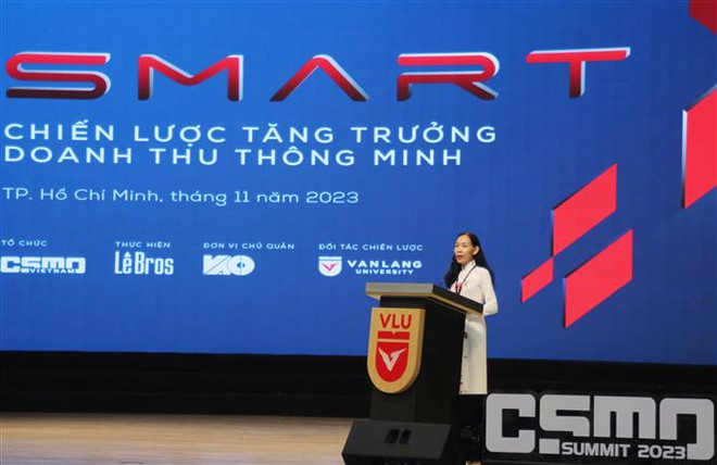 Phó Giáo sư-Tiến sỹ Trần Thị Mỹ Diệu, Hiệu trưởng trường Đại học Văn Lang phát biểu. (Ảnh: Mỹ Phương/TTXVN) ung dung tri tue nhan tao_kinh doanh 2.jpg