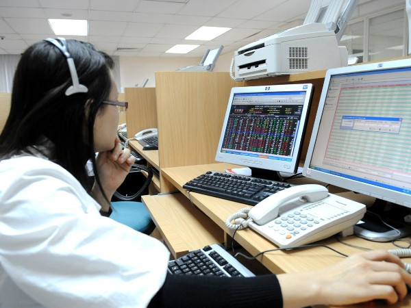 Chứng khoán đỏ sàn, VN-Index mất gần 5 điểm phiên đầu tuần ảnh 1