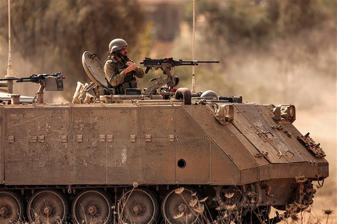 Binh sỹ Israel tại khu vực biên giới giáp Dải Gaza ngày 31/10/2023. (Ảnh: AFP/TTXVN) Xung đột Hamas-Israel: Israel tuyên bố hoàn tất chia cắt Dải Gaza ảnh 1