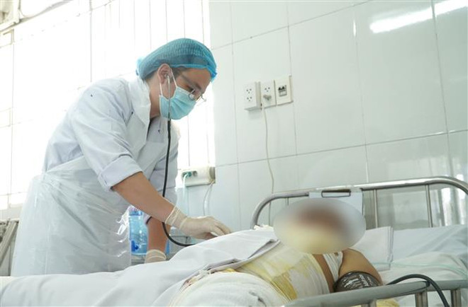 Bệnh viện Chợ Rẫy tiếp nhận ba nạn nhân bị bỏng điện khi đi câu cá ảnh 1