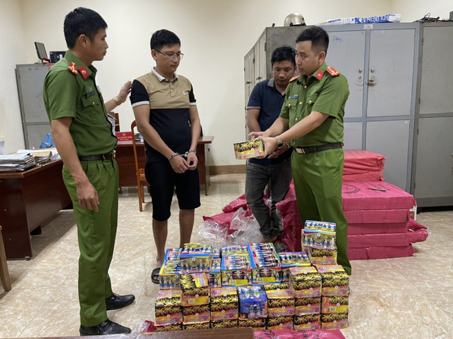 Xử lý các đối tượng mua bán pháo nổ, tàng trữ-sử dụng trái phép vũ khí ảnh 1