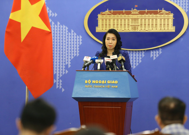 Người phát ngôn Bộ Ngoại giao Lê Thị Thu Hằng trả lời câu hỏi của phóng viên các cơ quan báo chí trong nước và quốc tế tại buổi họp báo ngày 17/10. (Ảnh: Dương Giang/TTXVN) Bảo đảm an toàn công dân và doanh nghiệp Việt Nam tại Hong Kong ảnh 1