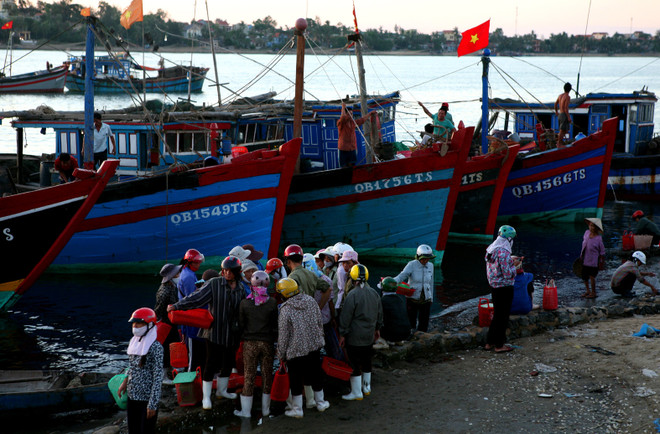 Cửa sông Nhật Lệ bị bồi lấp nghiêm trọng, nhiều tàu mắc cạn ảnh 1