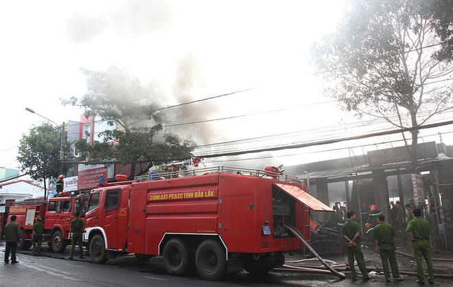 [Photo] Cháy lớn ở thành phố Buôn Ma Thuột, thiêu rụi 3 căn nhà ảnh 1