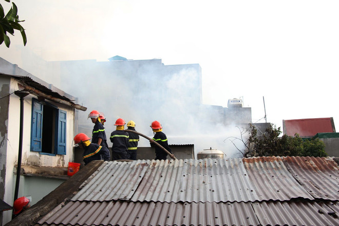 [Photo] Cháy lớn ở thành phố Buôn Ma Thuột, thiêu rụi 3 căn nhà ảnh 4
