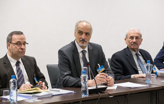 Trưởng phái đoàn đàm phán Chính phủ Syria , Bashar al-Jaafari (giữa) trước vòng đàm phán tại Geneva, Thụy Sĩ ngày 30/11. (Nguồn: THX/TTXVN) Phái đoàn Chính phủ Syria trở lại bàn hòa đàm ở Geneva ảnh 1