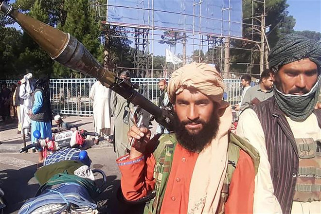 Taliban giành quyền kiểm soát 2 thành phố lớn tại Afghanistan ảnh 1