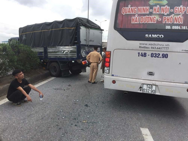 Xe tải mất lái lao lên giải phân. (Ảnh: Tiến Vĩnh/TTXVN) Tai nạn giao thông liên hoàn trên Quốc lộ 5 gây ùn tắc giao thông ảnh 1