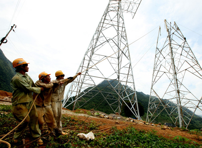 Đường dây 500kV Sơn La-Lai Châu sẽ về đích trước nửa tháng ảnh 1