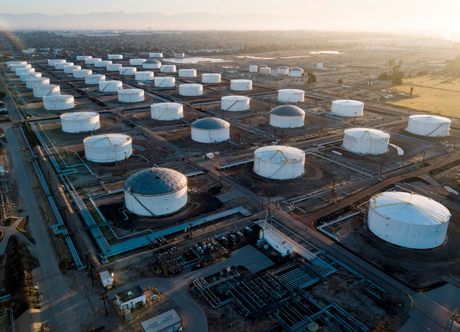 Bể chứa dầu tại kho dự trữ ở Carson, California (Mỹ). (Ảnh: AFP/TTXVN) dau mo_my 1.jpg