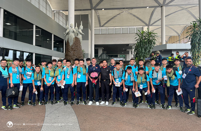 Đội tuyển U22 Việt Nam chụp ảnh lưu niệm tại sân bay quốc tế Phnom Penh. (Nguồn: VFF) U22 Việt Nam đã có mặt ở Campuchia, sẵn sàng tranh tài tại SEA Games ảnh 2